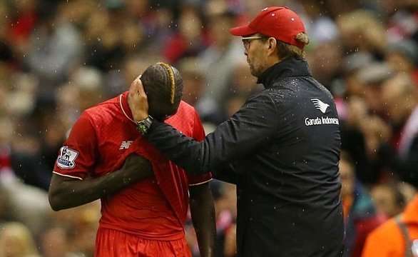 Mamadou Sakho Leaves Anfield on Crutches Following Knee Injury