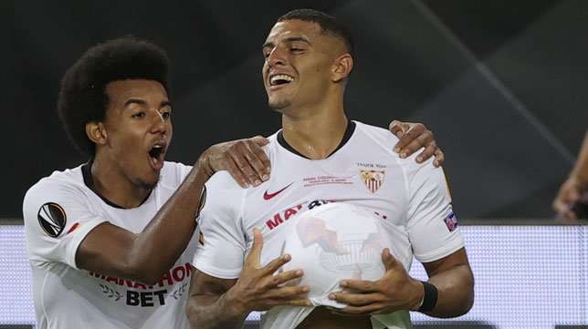 Kounde and Diego Carlos for Sevilla