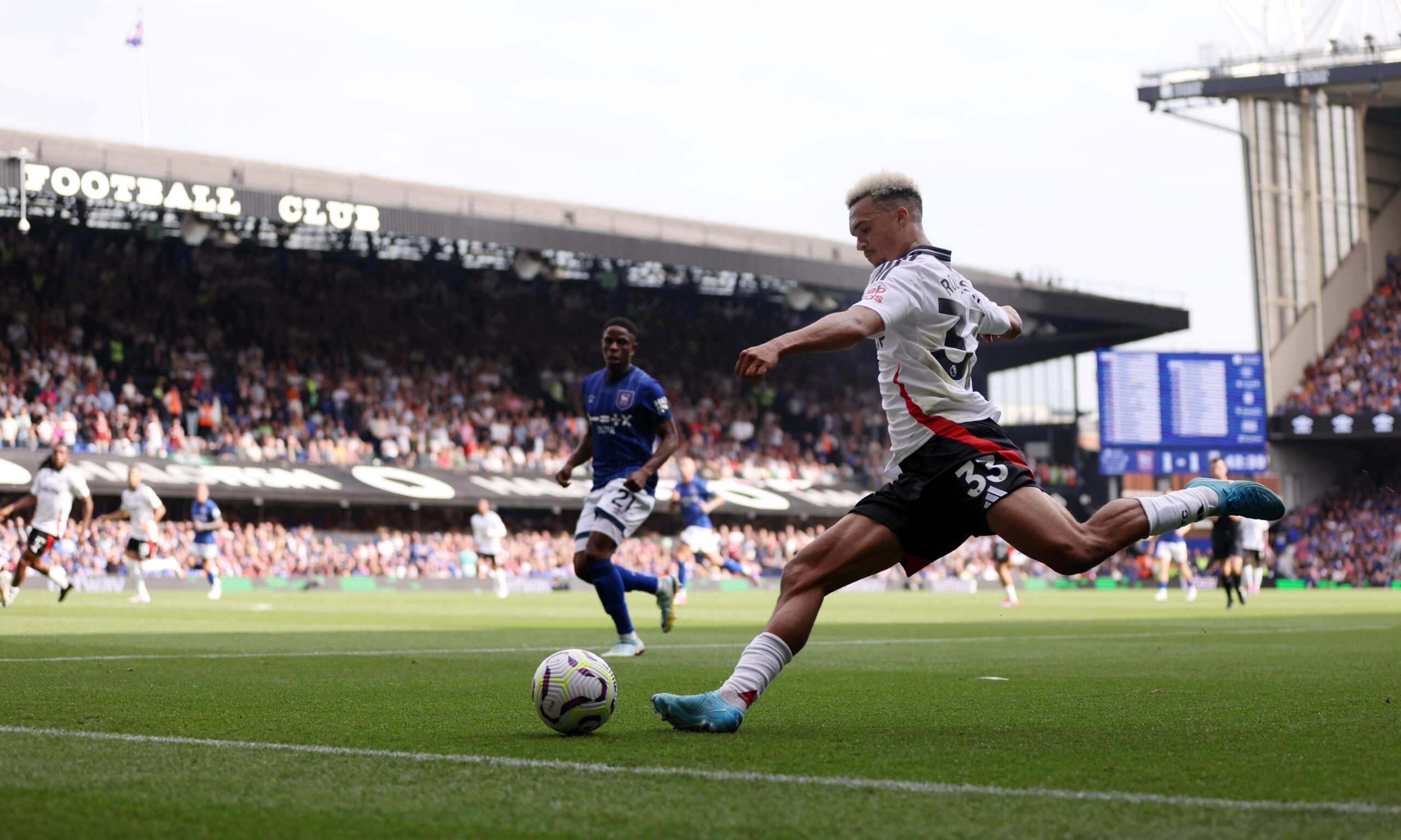 IPSWICH, ENGLAND - AUGUST 31: Antonee Robinson of Fulham crosses the ball during the Premier League match between Ipswich Town FC and Fulham FC at Portman Road on August 31, 2024 in Ipswich, England. (Photo by Paul Harding/Getty Images)