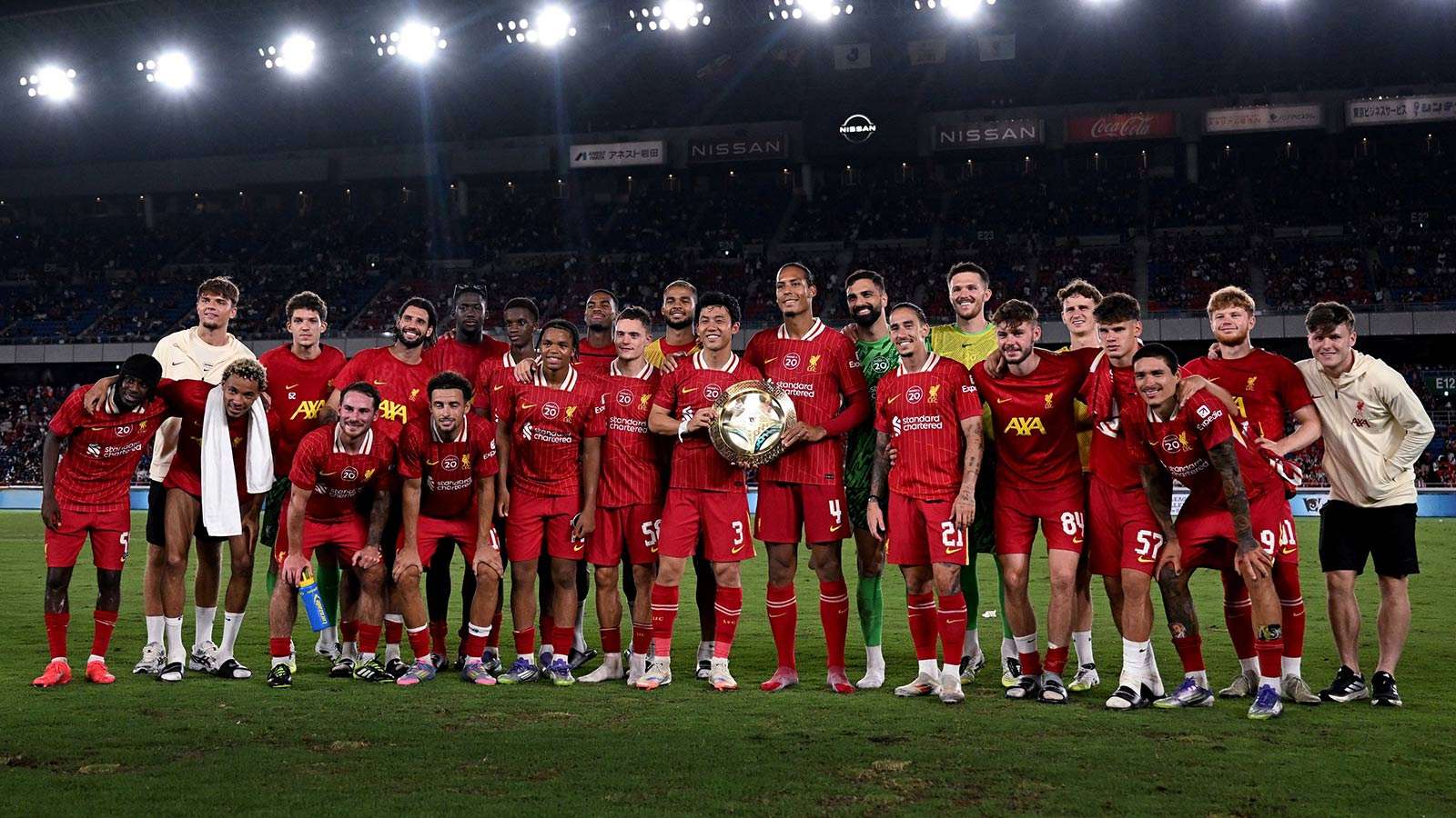 Liverpool squad celebrate after beating Yokohama F. Marinos
