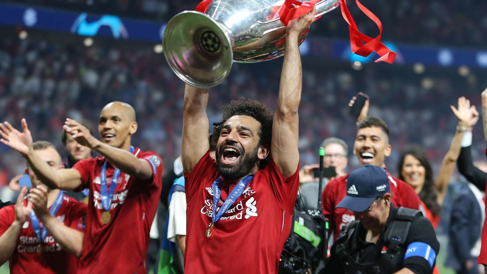Mohamed Salah lifts Champions League trophy, 2019